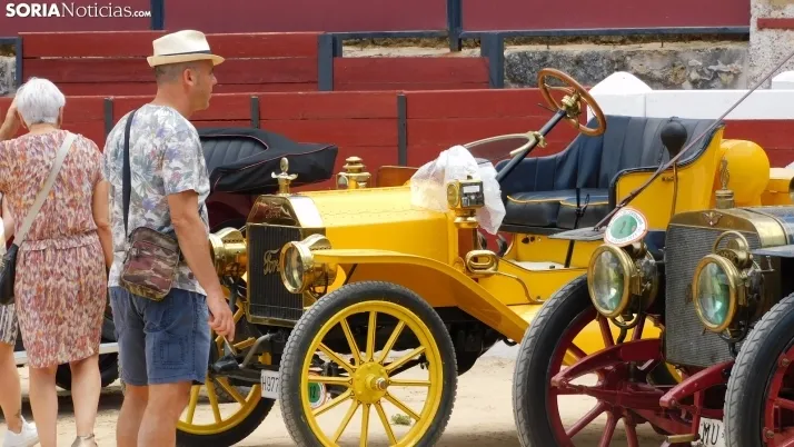 Fotos: La Plaza de Toros de El Burgo se convierte por un d&iacute;a en un museo de coches cl&aacute;sicos