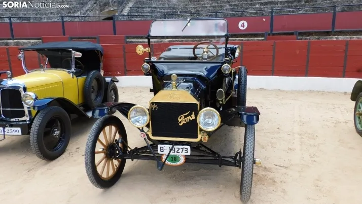 Fotos: La Plaza de Toros de El Burgo se convierte por un d&iacute;a en un museo de coches cl&aacute;sicos