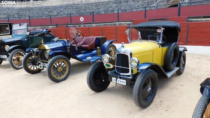 Fotos: La Plaza de Toros de El Burgo se convierte por un d&iacute;a en un museo de coches cl&aacute;sicos