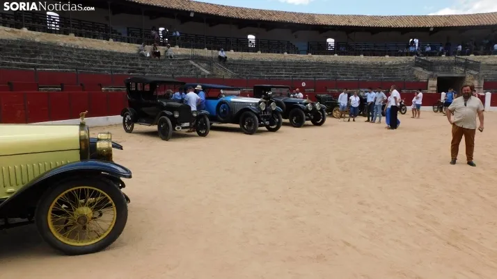 Fotos: La Plaza de Toros de El Burgo se convierte por un d&iacute;a en un museo de coches cl&aacute;sicos
