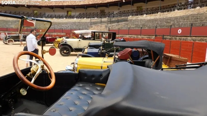 Fotos: La Plaza de Toros de El Burgo se convierte por un d&iacute;a en un museo de coches cl&aacute;sicos