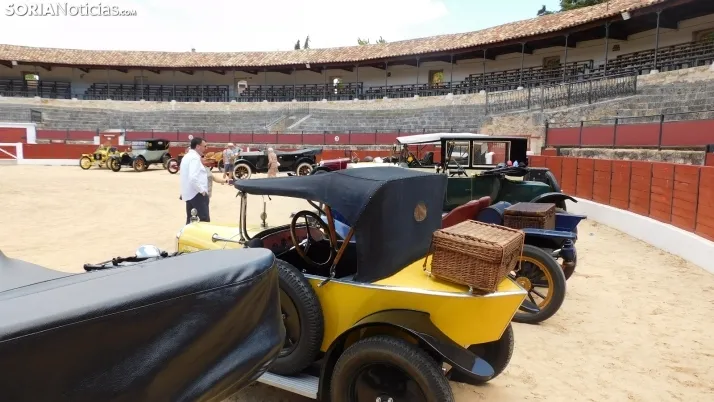 Fotos: La Plaza de Toros de El Burgo se convierte por un d&iacute;a en un museo de coches cl&aacute;sicos