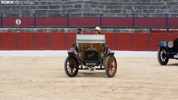 Fotos: La Plaza de Toros de El Burgo se convierte por un d&iacute;a en un museo de coches cl&aacute;sicos