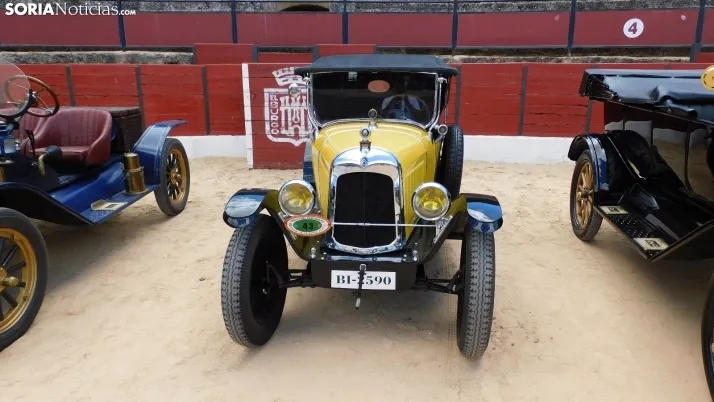 Fotos: La Plaza de Toros de El Burgo se convierte por un d&iacute;a en un museo de coches cl&aacute;sicos
