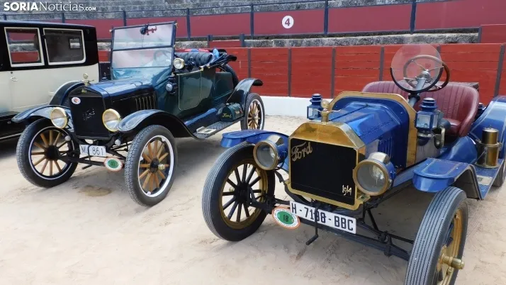 Fotos: La Plaza de Toros de El Burgo se convierte por un d&iacute;a en un museo de coches cl&aacute;sicos