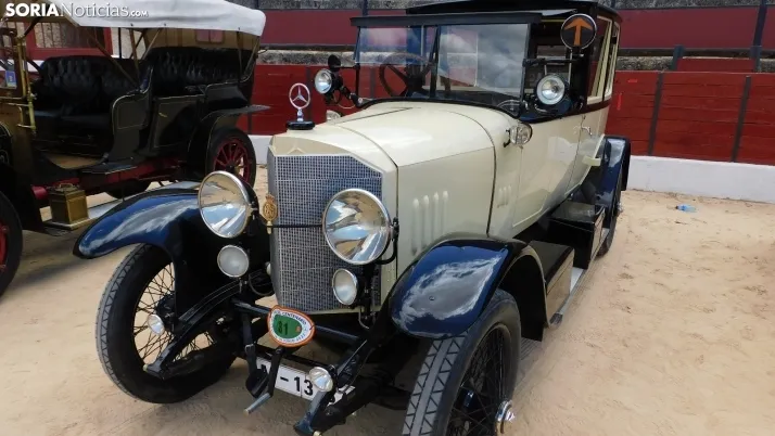 Fotos: La Plaza de Toros de El Burgo se convierte por un d&iacute;a en un museo de coches cl&aacute;sicos