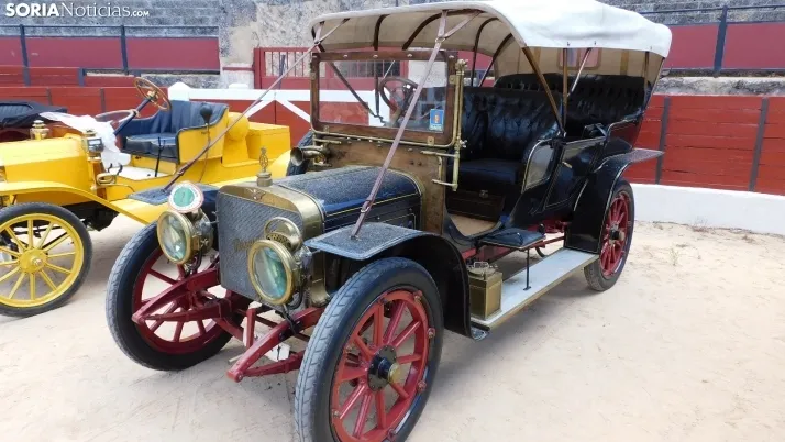 Fotos: La Plaza de Toros de El Burgo se convierte por un d&iacute;a en un museo de coches cl&aacute;sicos