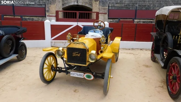 Fotos: La Plaza de Toros de El Burgo se convierte por un d&iacute;a en un museo de coches cl&aacute;sicos