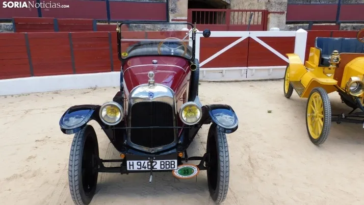 Fotos: La Plaza de Toros de El Burgo se convierte por un d&iacute;a en un museo de coches cl&aacute;sicos