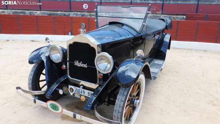 Fotos: La Plaza de Toros de El Burgo se convierte por un d&iacute;a en un museo de coches cl&aacute;sicos