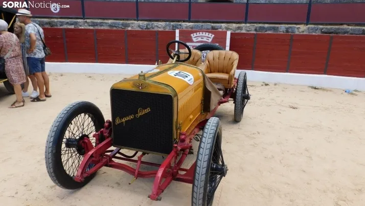 Fotos: La Plaza de Toros de El Burgo se convierte por un d&iacute;a en un museo de coches cl&aacute;sicos