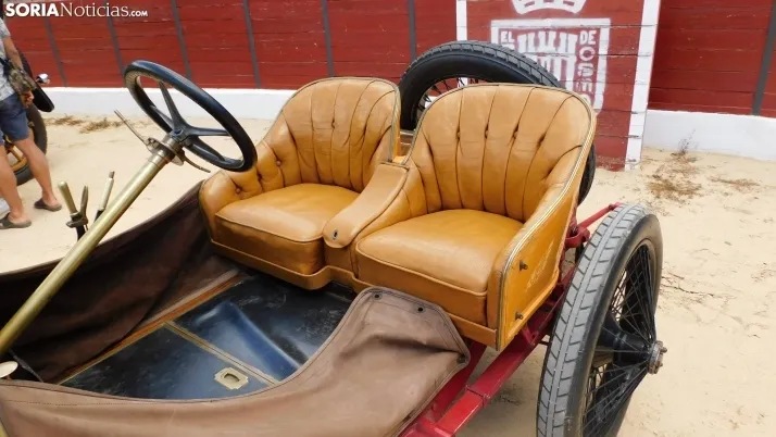 Fotos: La Plaza de Toros de El Burgo se convierte por un d&iacute;a en un museo de coches cl&aacute;sicos