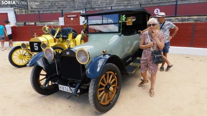 Fotos: La Plaza de Toros de El Burgo se convierte por un d&iacute;a en un museo de coches cl&aacute;sicos