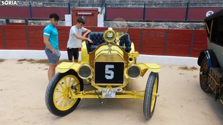 Fotos: La Plaza de Toros de El Burgo se convierte por un d&iacute;a en un museo de coches cl&aacute;sicos