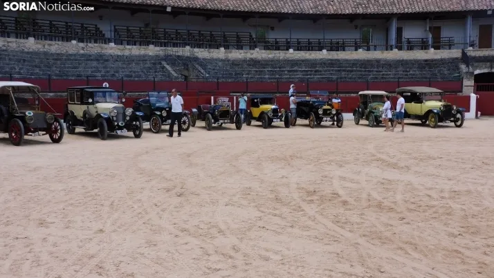 Fotos: La Plaza de Toros de El Burgo se convierte por un d&iacute;a en un museo de coches cl&aacute;sicos