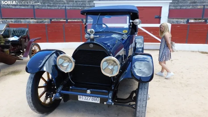 Fotos: La Plaza de Toros de El Burgo se convierte por un d&iacute;a en un museo de coches cl&aacute;sicos