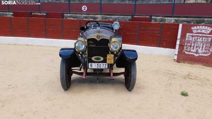 Fotos: La Plaza de Toros de El Burgo se convierte por un d&iacute;a en un museo de coches cl&aacute;sicos