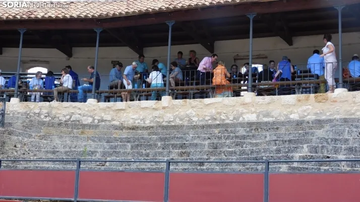 Fotos: La Plaza de Toros de El Burgo se convierte por un d&iacute;a en un museo de coches cl&aacute;sicos
