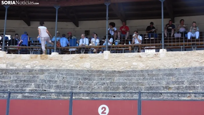 Fotos: La Plaza de Toros de El Burgo se convierte por un d&iacute;a en un museo de coches cl&aacute;sicos