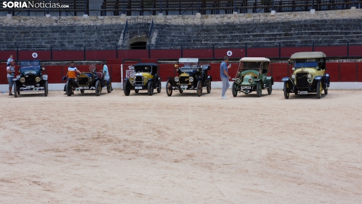 Fotos: La Plaza de Toros de El Burgo se convierte por un d&iacute;a en un museo de coches cl&aacute;sicos