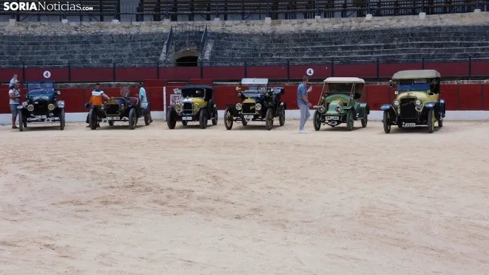 Fotos: La Plaza de Toros de El Burgo se convierte por un d&iacute;a en un museo de coches cl&aacute;sicos