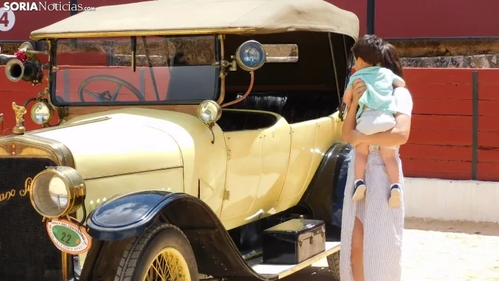 Fotos: La Plaza de Toros de El Burgo se convierte por un d&iacute;a en un museo de coches cl&aacute;sicos