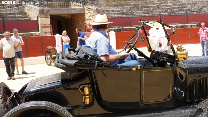 Fotos: La Plaza de Toros de El Burgo se convierte por un d&iacute;a en un museo de coches cl&aacute;sicos