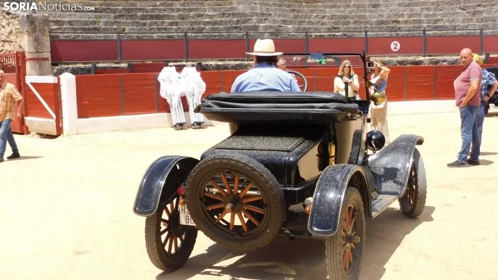 Fotos: La Plaza de Toros de El Burgo se convierte por un d&iacute;a en un museo de coches cl&aacute;sicos