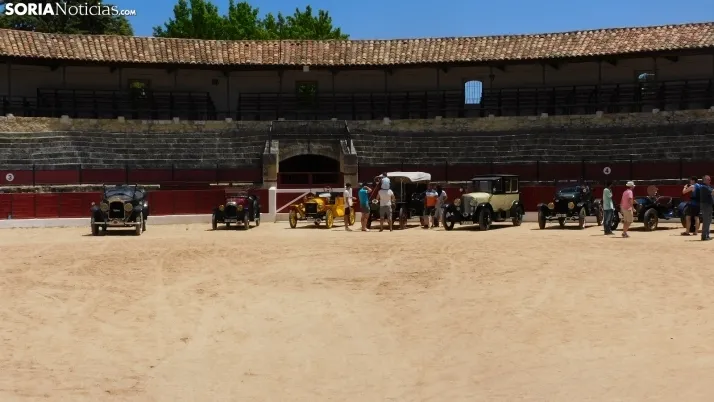 Fotos: La Plaza de Toros de El Burgo se convierte por un d&iacute;a en un museo de coches cl&aacute;sicos