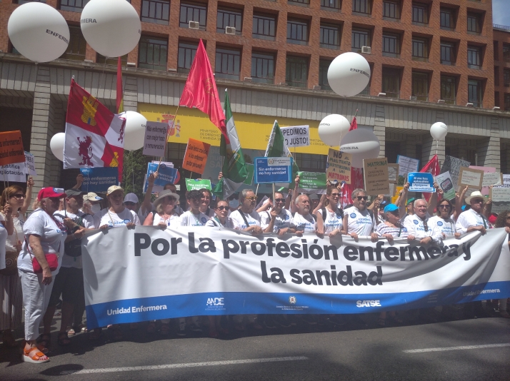 Más de 8.000 enfermeras se manifiestan en Madrid para exigir mejoras reales para el sistema sanitario