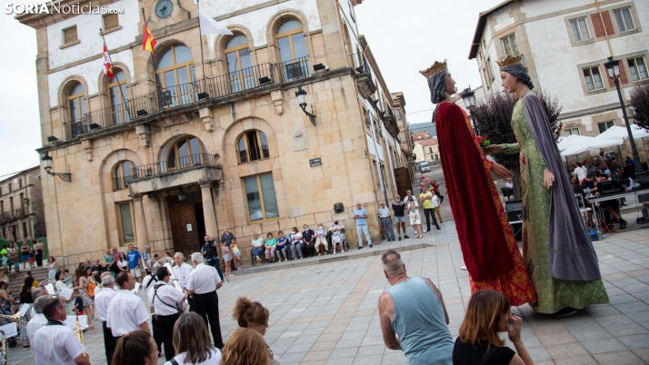 FOTOS: Bailan los gigantes, los cabezudos y Covaleda entera por el inicio de San Quirico y Santa Julita