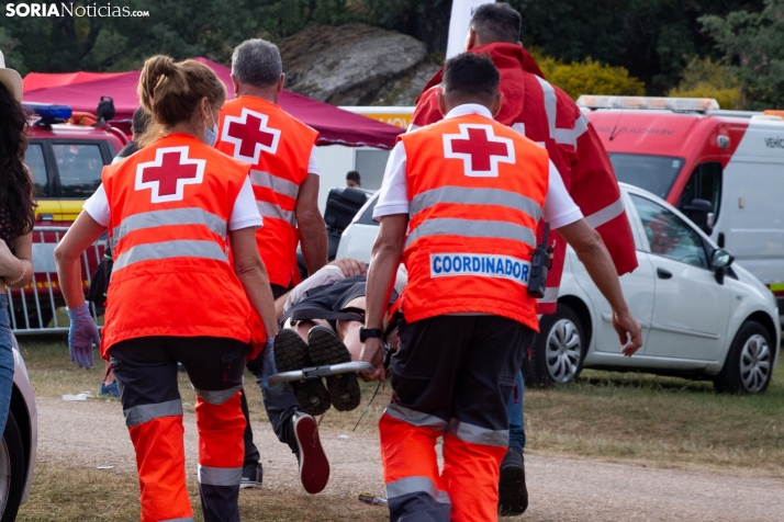 Una persona es evacuada por Cruz Roja este lavalenguas. /María Ferrer