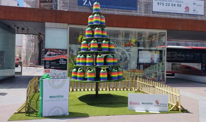 Ecovidrio impulsa el reciclaje de envases de vidrio en Soria con un árbol formado por miniglús con la bandera arcoíris 