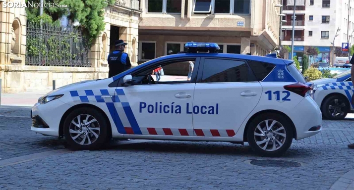 Detenido por subirse y abollar el techo de un vehículo y romper el retrovisor de otro