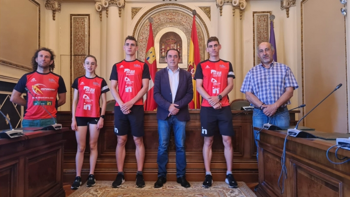 El Triatlón Soriano visita a la Diputación con el sueño de retener el talento local