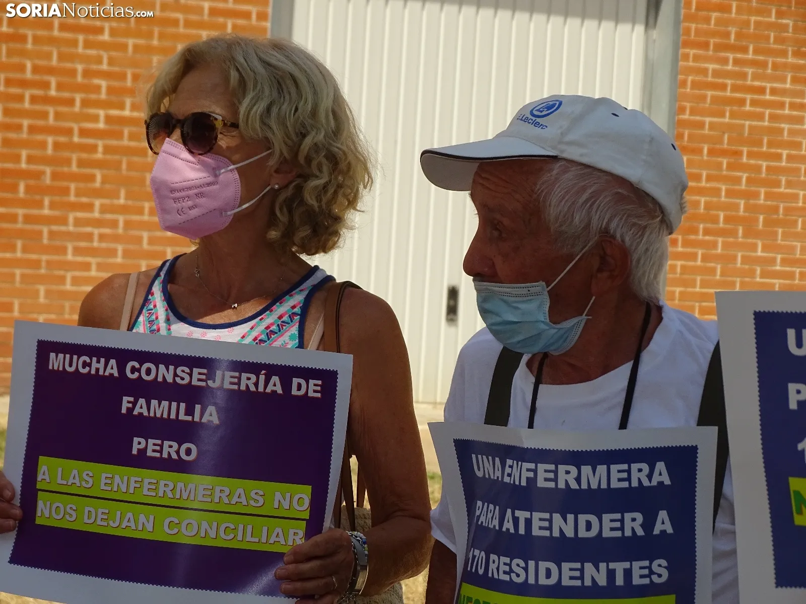 Una imagen de la concentración hoy en la residencia de Los Royales. /SN