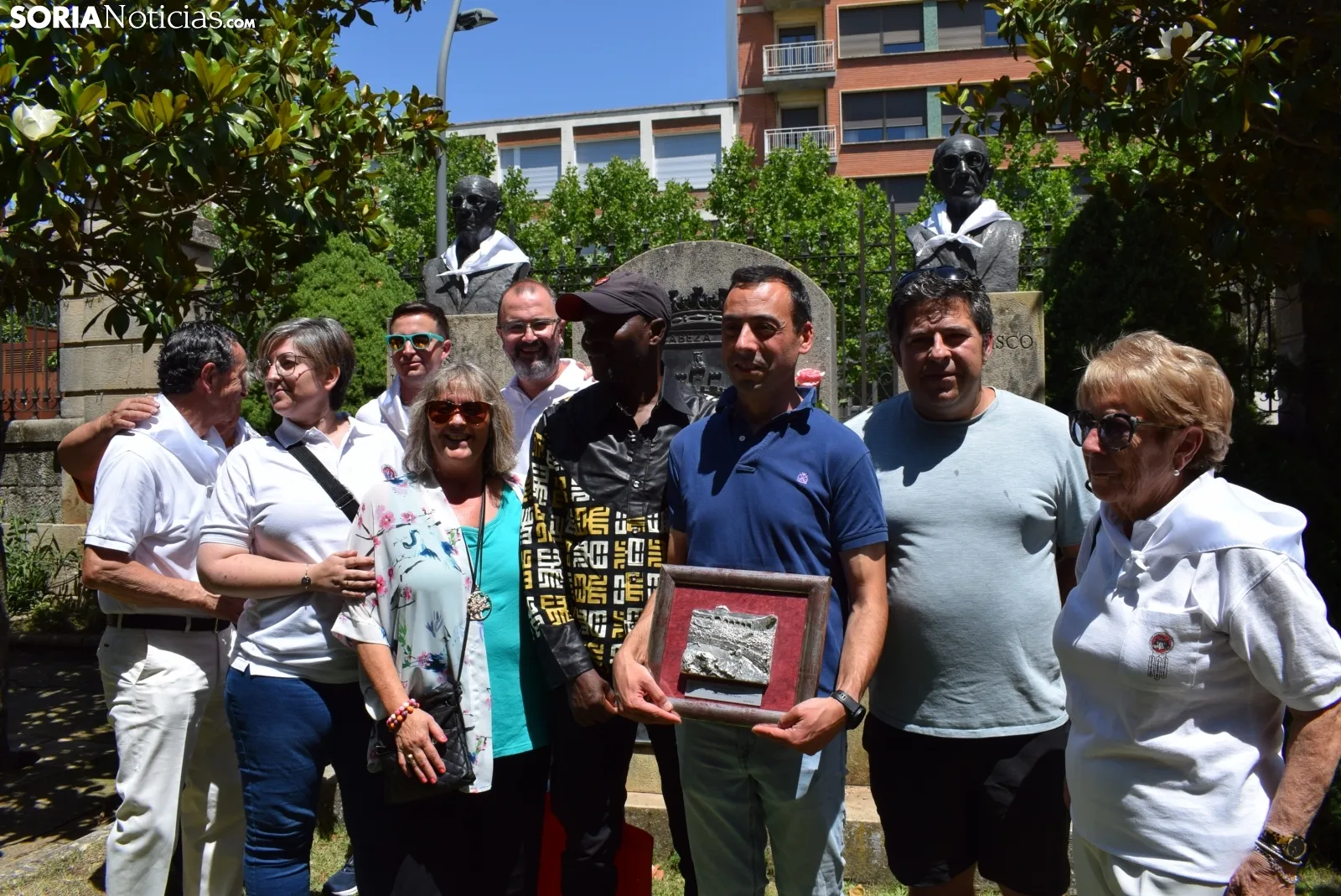 Foto 2 - La Asociaci&oacute;n de Jurados ofrece un reconocimiento a Valoriza en el homenaje a los autores de las sanjuaneras
