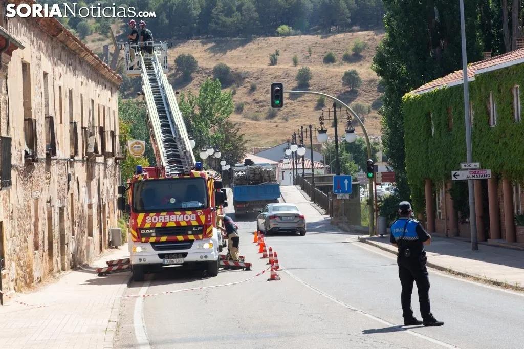 Los bomberos de Soria acuden a un aviso de desprendimientos en una fachada. /SN