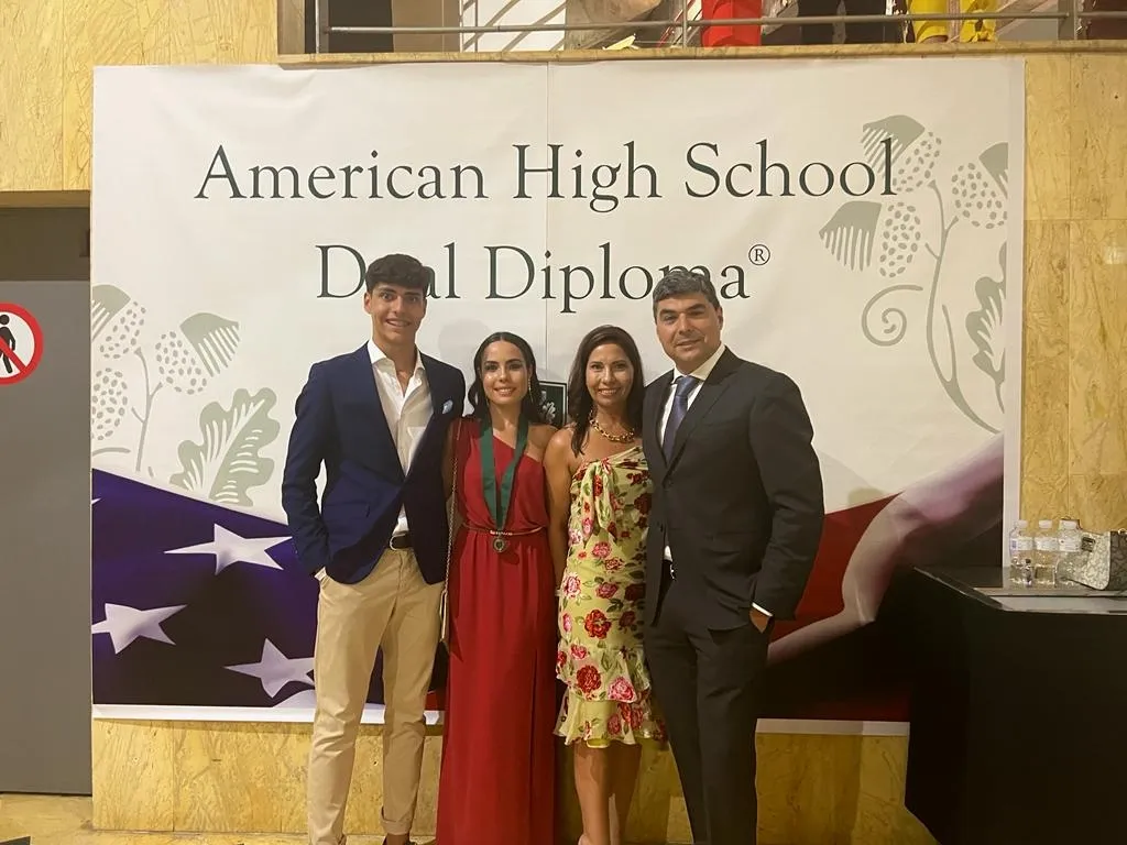 Natalia Abellón en Madrid, junto a sus padres. 
