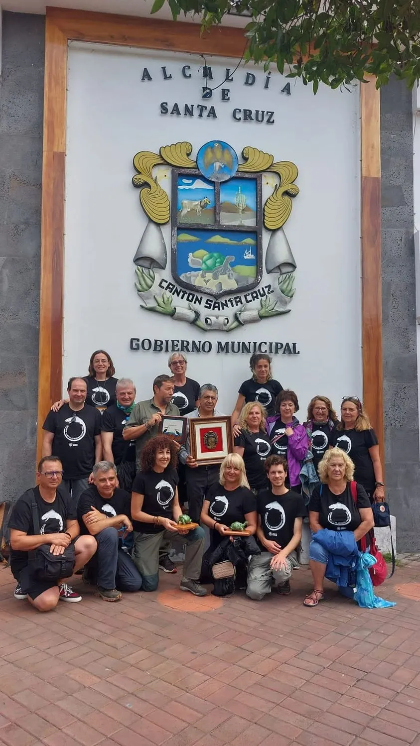 El alcalde del municipio isleño, con el escudo de Berlanga y miembros de la expedición.