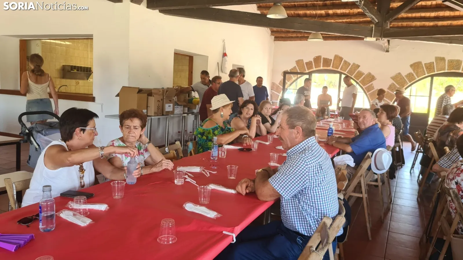 Los vecinos de La Barriada disfrutan de una comida en la Casa de Autoridades. /SN