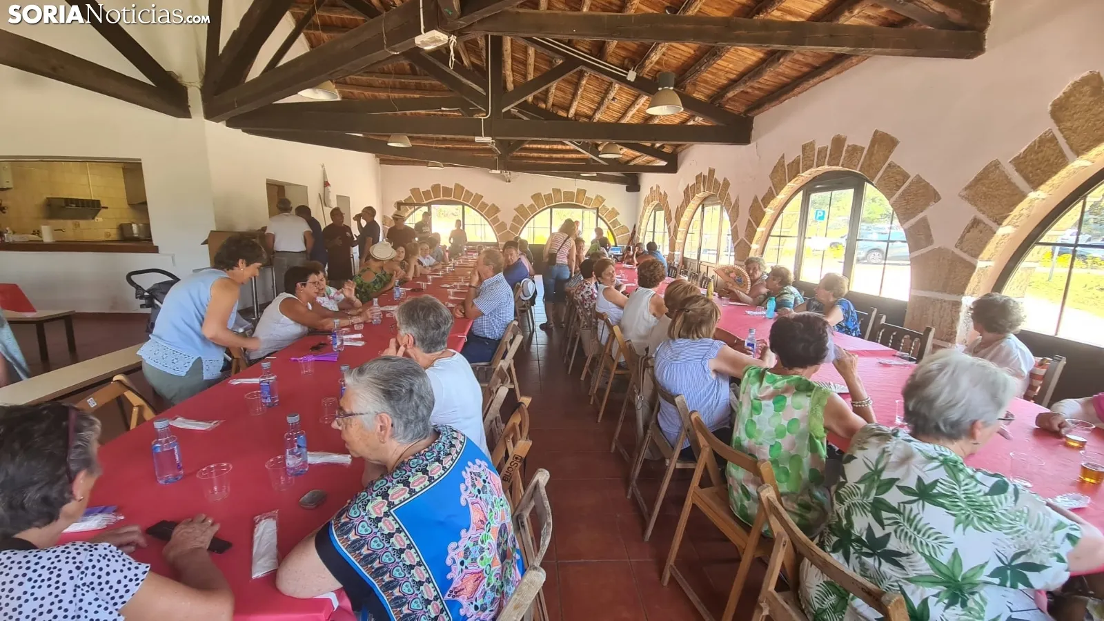 Los vecinos de La Barriada disfrutan de una comida en la Casa de Autoridades. /SN