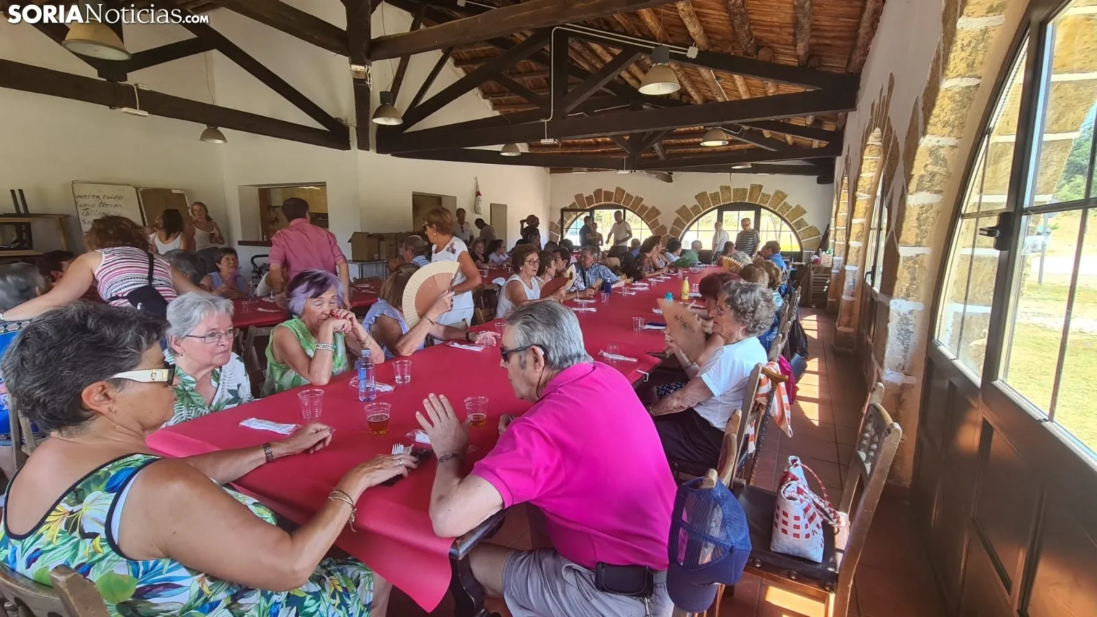 Los vecinos de La Barriada disfrutan de una comida en la Casa de Autoridades. /SN