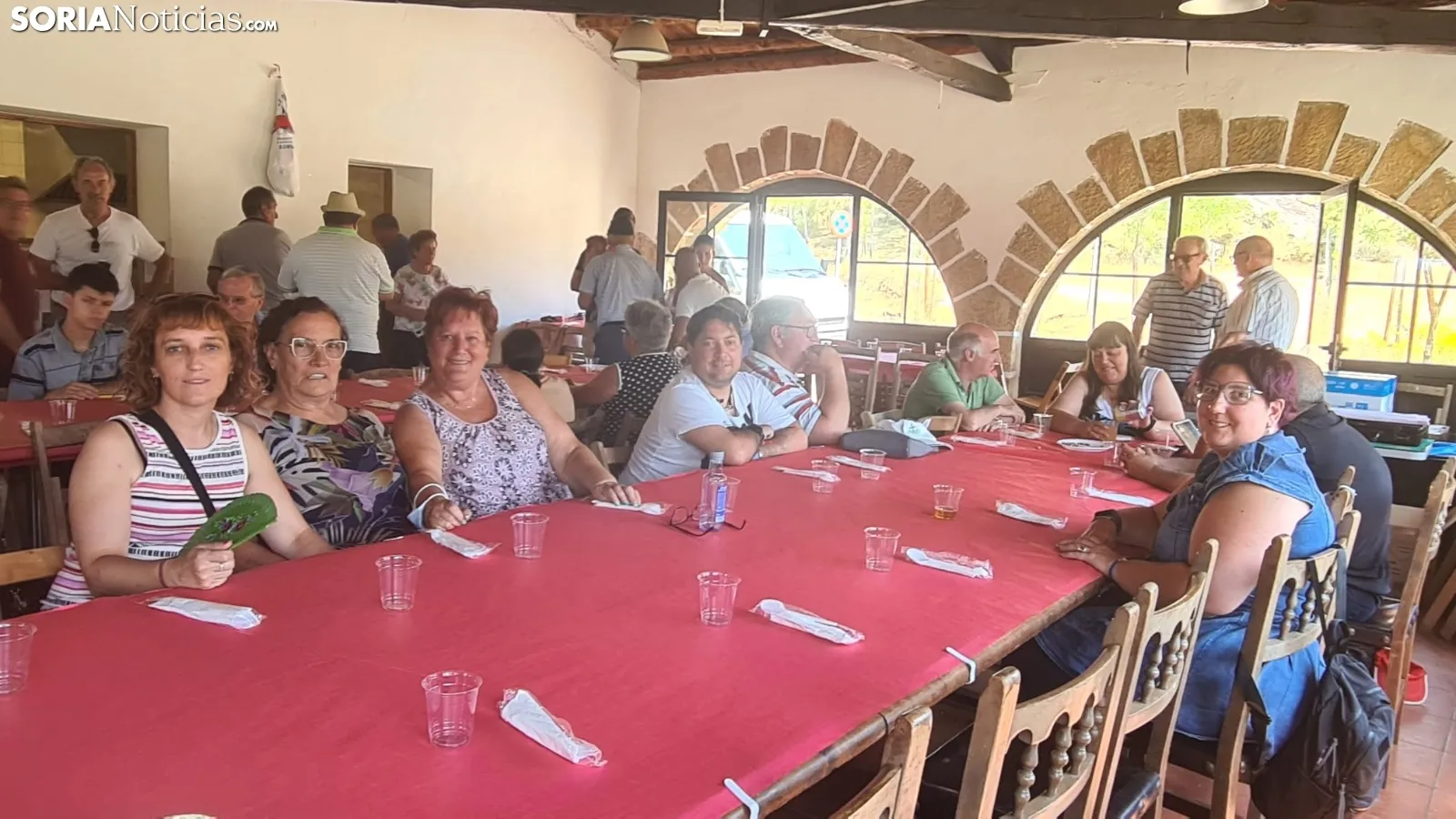 Los vecinos de La Barriada disfrutan de una comida en la Casa de Autoridades. /SN