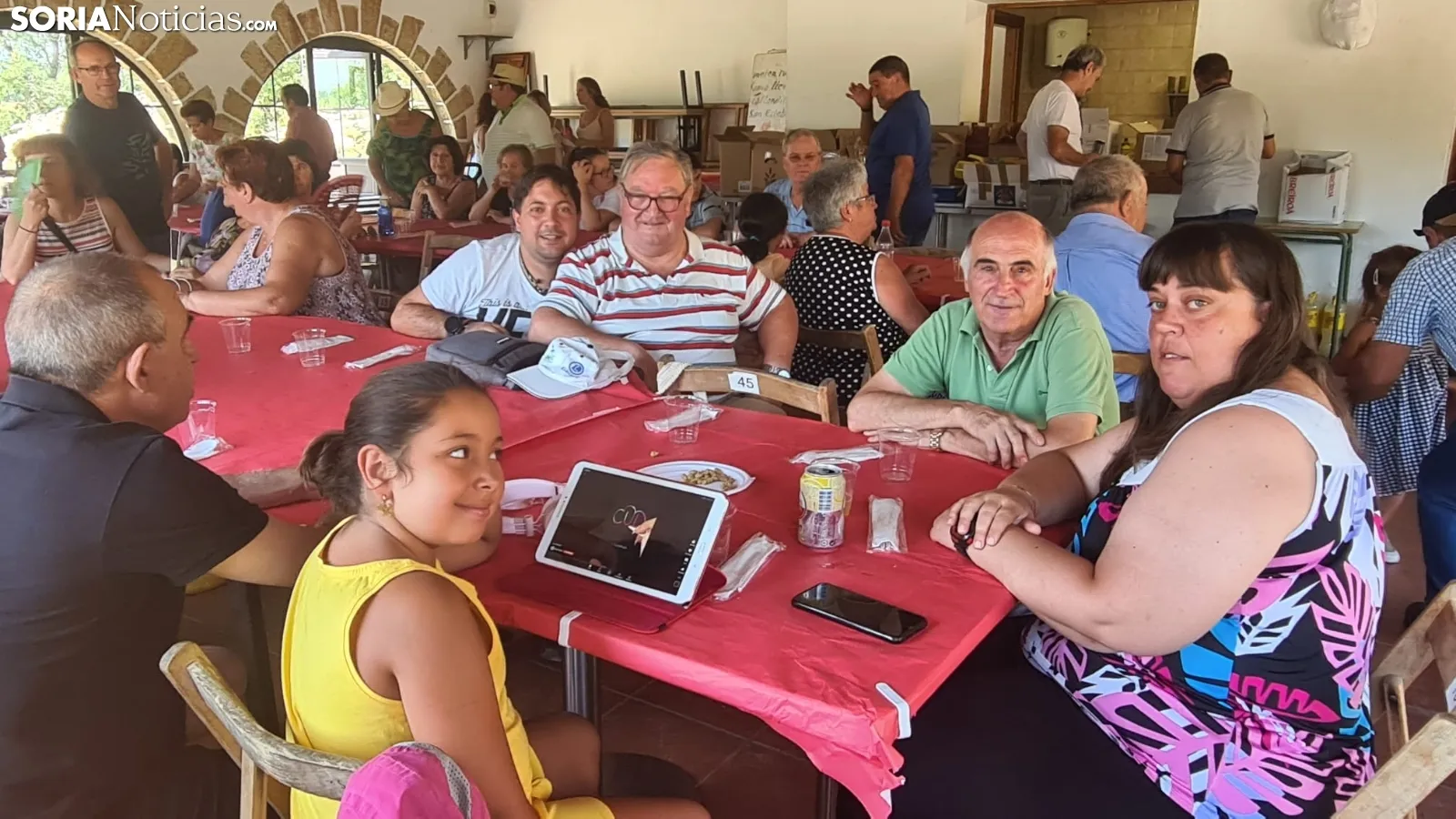 Los vecinos de La Barriada disfrutan de una comida en la Casa de Autoridades. /SN