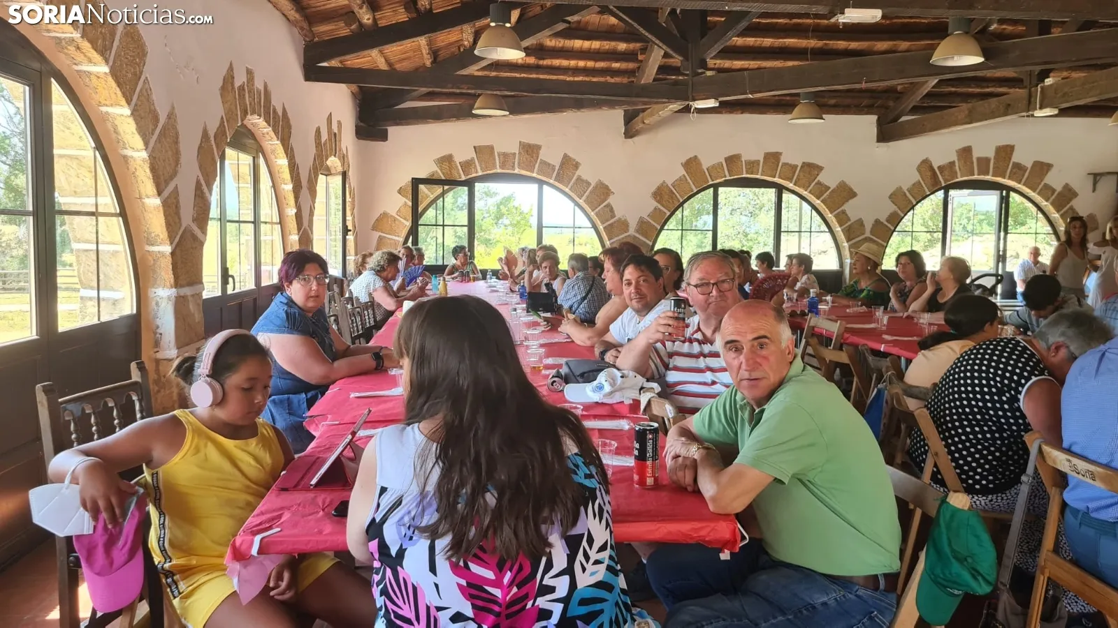 Los vecinos de La Barriada disfrutan de una comida en la Casa de Autoridades. /SN