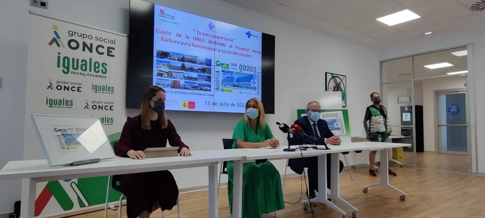 Foto 2 - La ONCE homenajea a los sanitarios del Hospital de Soria