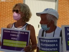 Una imagen de la concentración hoy en la residencia de Los Royales. /SN