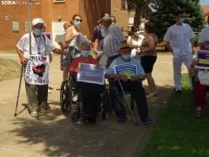 Una imagen de la concentración hoy en la residencia de Los Royales. /SN