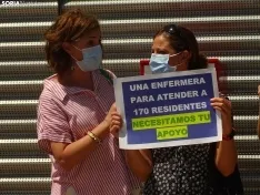 Una imagen de la concentración hoy en la residencia de Los Royales. /SN